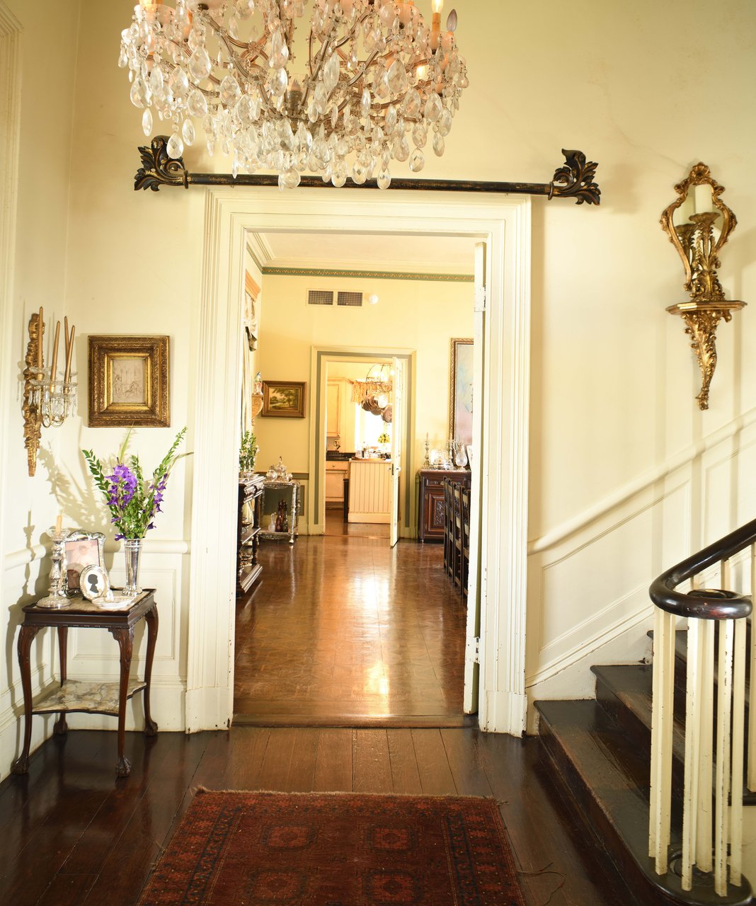Open Concept - Seamless flow from foyer to dining areas